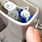 réparer une chasse d'eau qui fuit