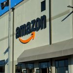 un magasin Amazon avec une personne assise devant