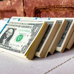 une pile d'argent posée sur une table