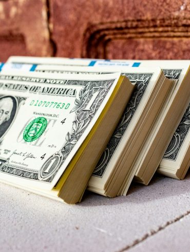 une pile d'argent posée sur une table