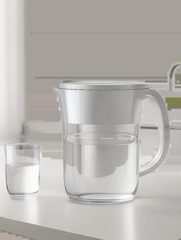 Illustration d’un filtre de carafe moderne dans une cuisine épurée, mettant en avant la simplicité de remplacement et le confort d’usage. L’ambiance est premium, lumineuse et orientée hydratation quotidienne.