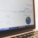 Graphiques et diagrammes sur un écran d'ordinateur avec clavier partiel