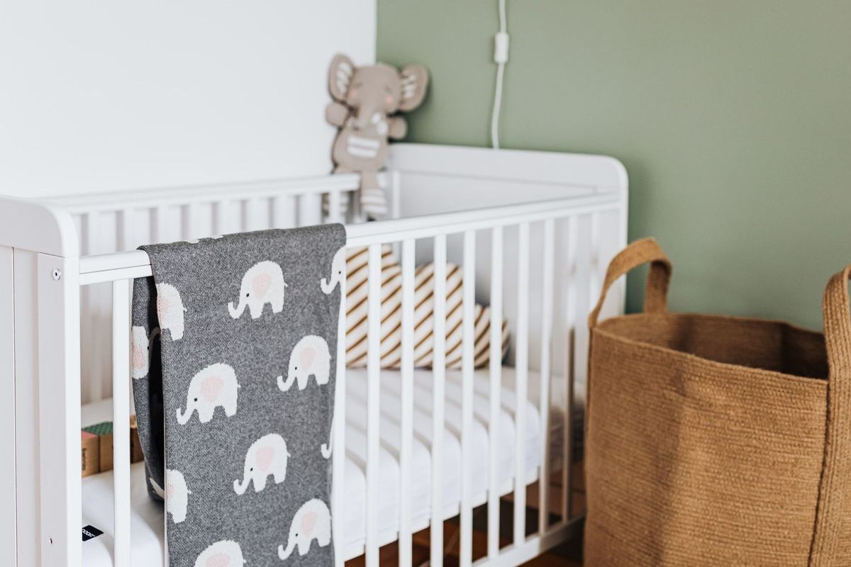 Berceau avec accessoires de bébé dans une chambre Berceau avec accessoires de bébé dans une chambre