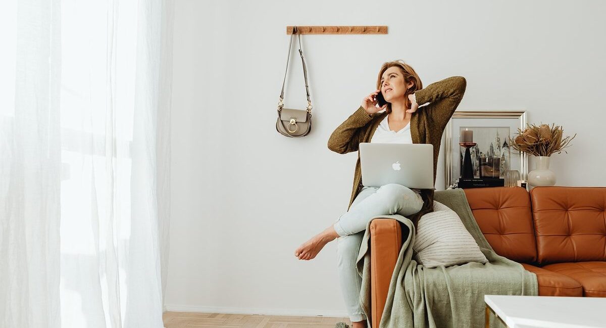 Une femme travaille à distance depuis son salon détendue