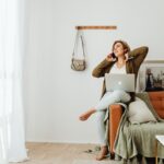 Une femme travaille à distance depuis son salon détendue