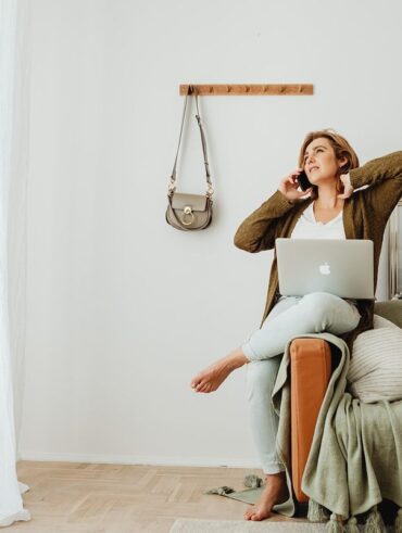 Une femme travaille à distance depuis son salon détendue