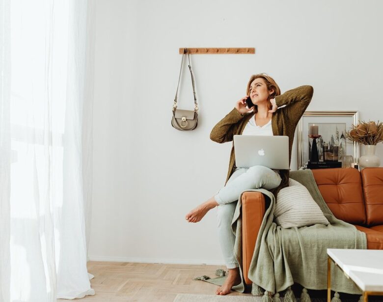 Une femme travaille à distance depuis son salon détendue