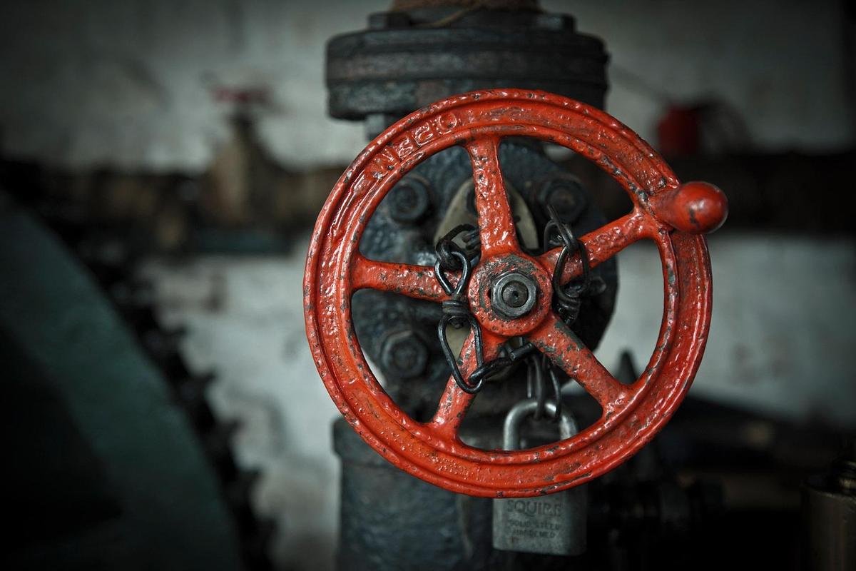 valve rouge avec chaîne et serrure sur tuyau industriel valve rouge avec chaîne et serrure sur tuyau industriel