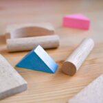 Blocs en bois, triangle bleu et pièces de puzzle sur une table