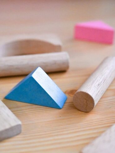 Blocs en bois, triangle bleu et pièces de puzzle sur une table